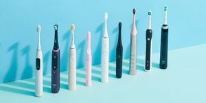 9 elektriske tannbørster stilt opp ved siden av hverandre på blå bakgrunn